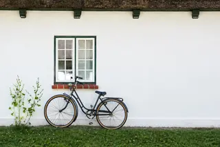 Fahrrad an einer weißen Wand