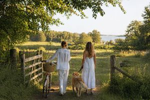 Spaziergang Fahrrad zwei Mädchen mit Hund